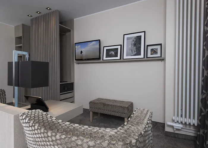 Sandglow فندق هوسوم