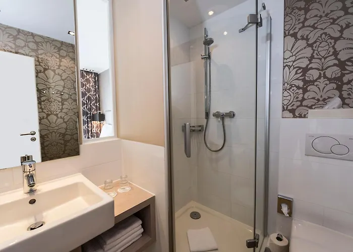 Sandglow فندق هوسوم